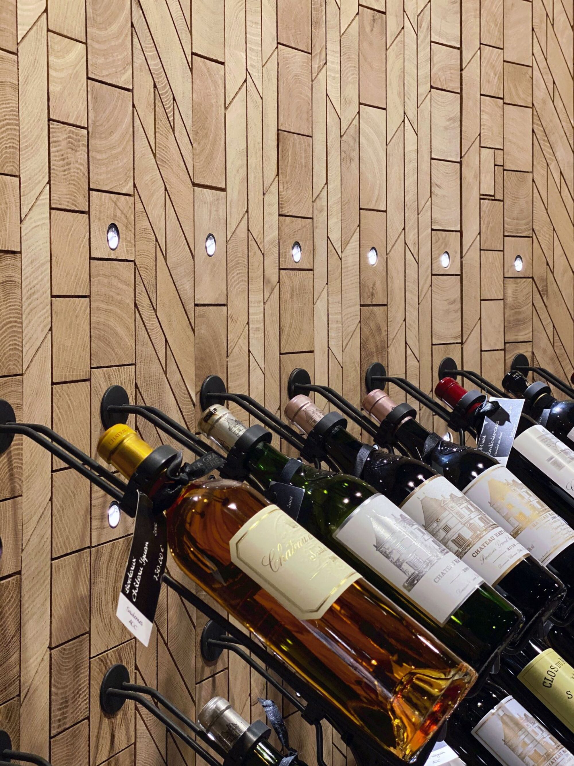 Oscar Ono FORET end-grain natural in Le Bon Marche 1 as wallcladding for a wine display
