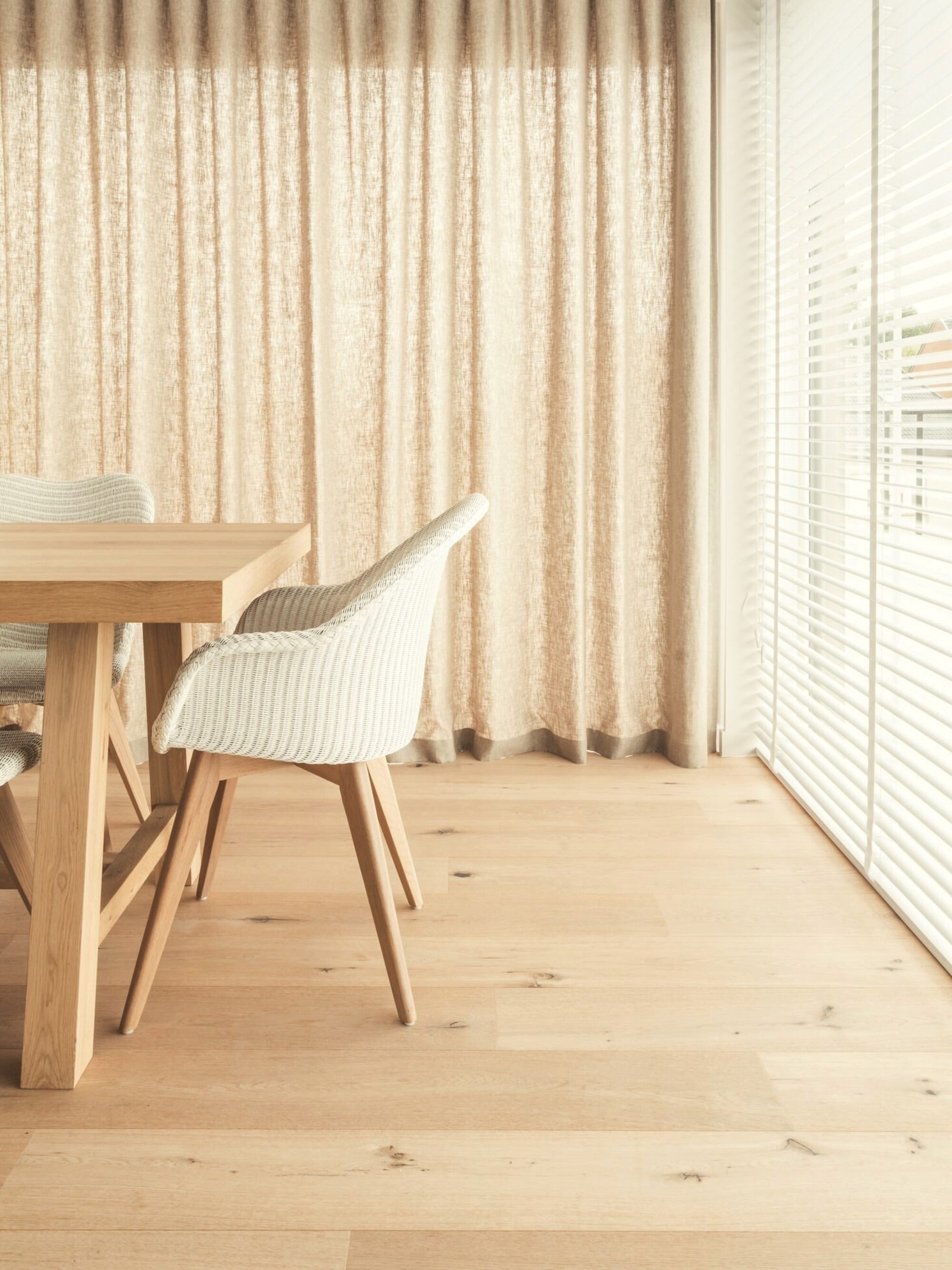 MONTCLARE light oak floor in dining room