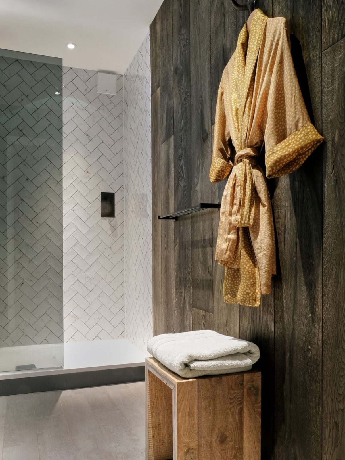 Magma mayon dark textured oak wallcladding in bathroom with brown kimono