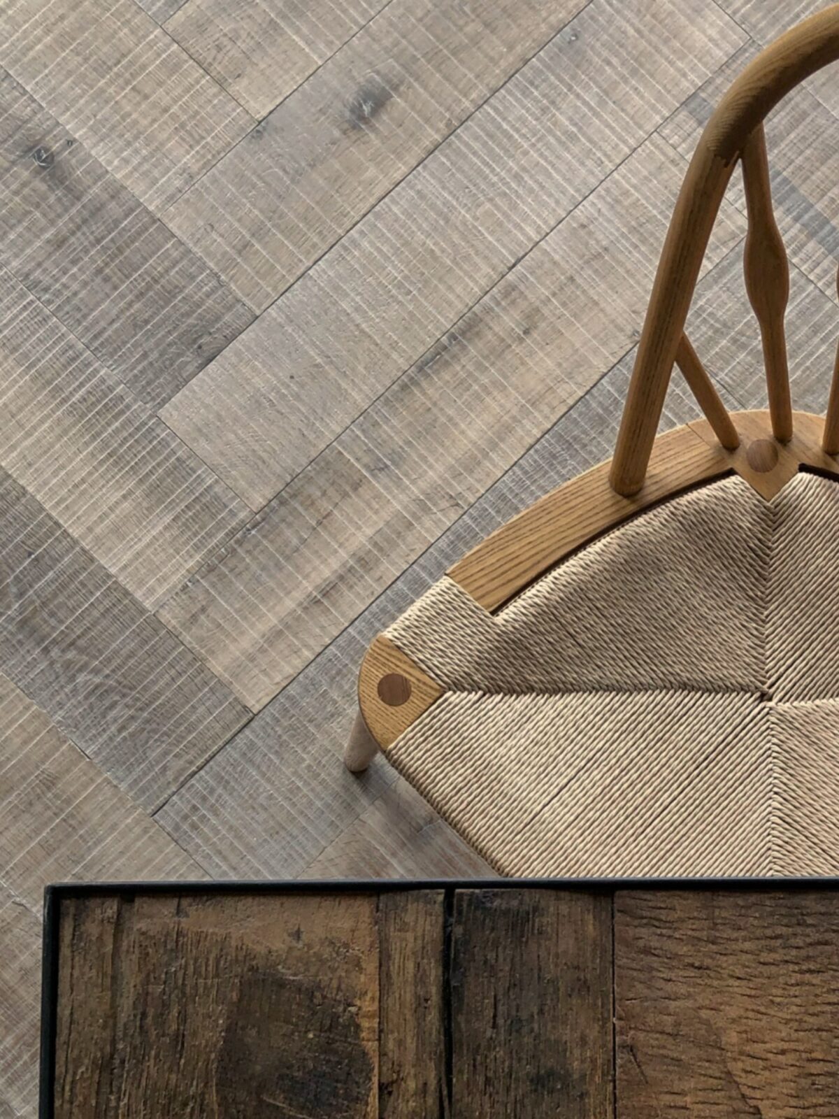 Smoked textured oak tate bute