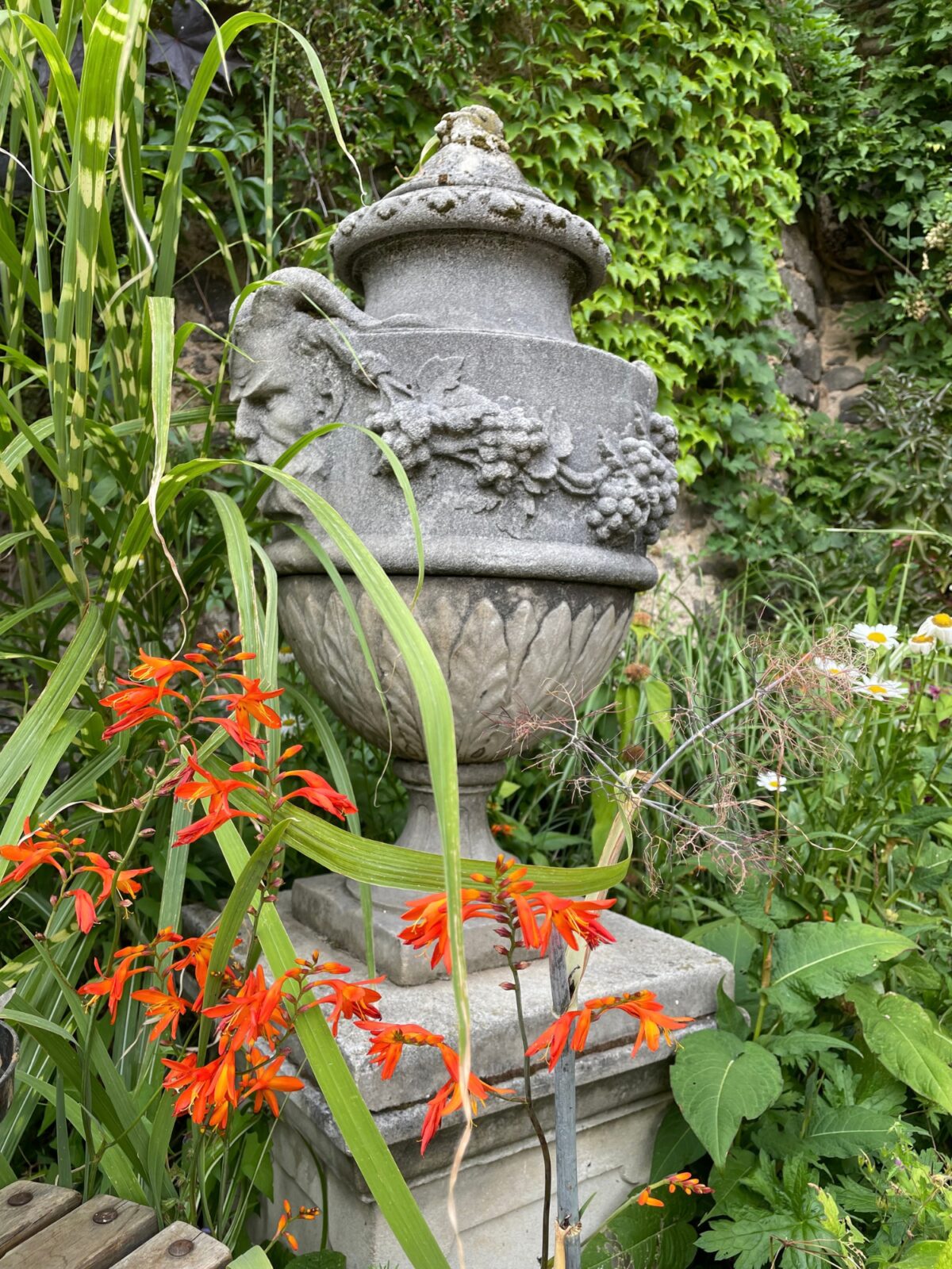 Eelke garden urn