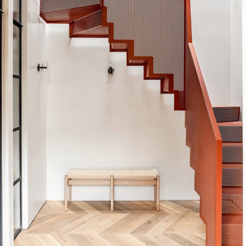 HURST Chevron red stairs small