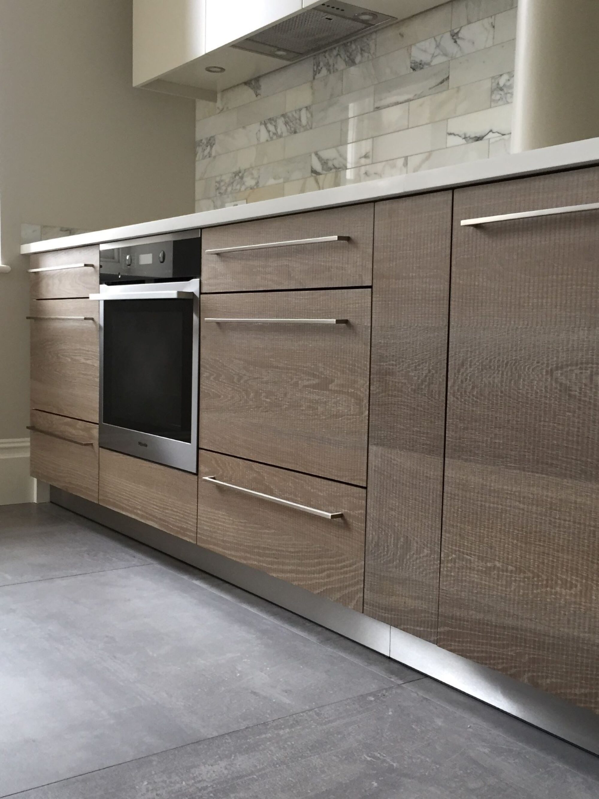 Textured oak tate bute on kitchen cabinetry