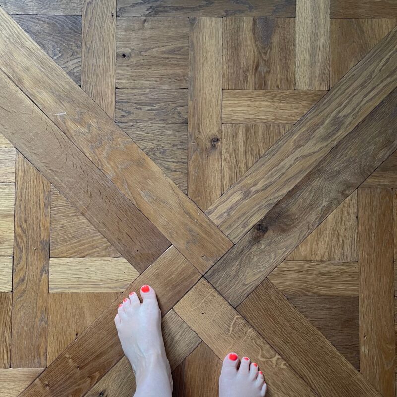 Versailles bare feet square