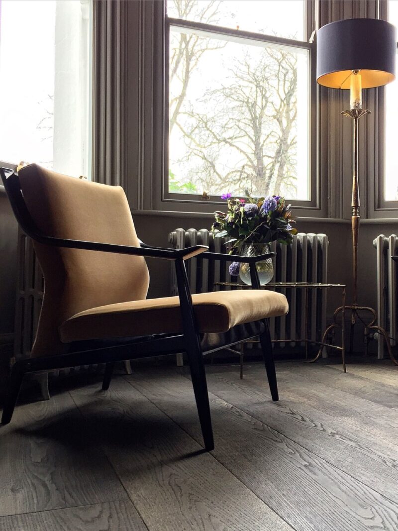 Magma mayon oak floor in baywindow with chair and black lamp